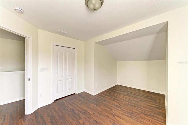 Building Photo - 15121 Searobbin Dr