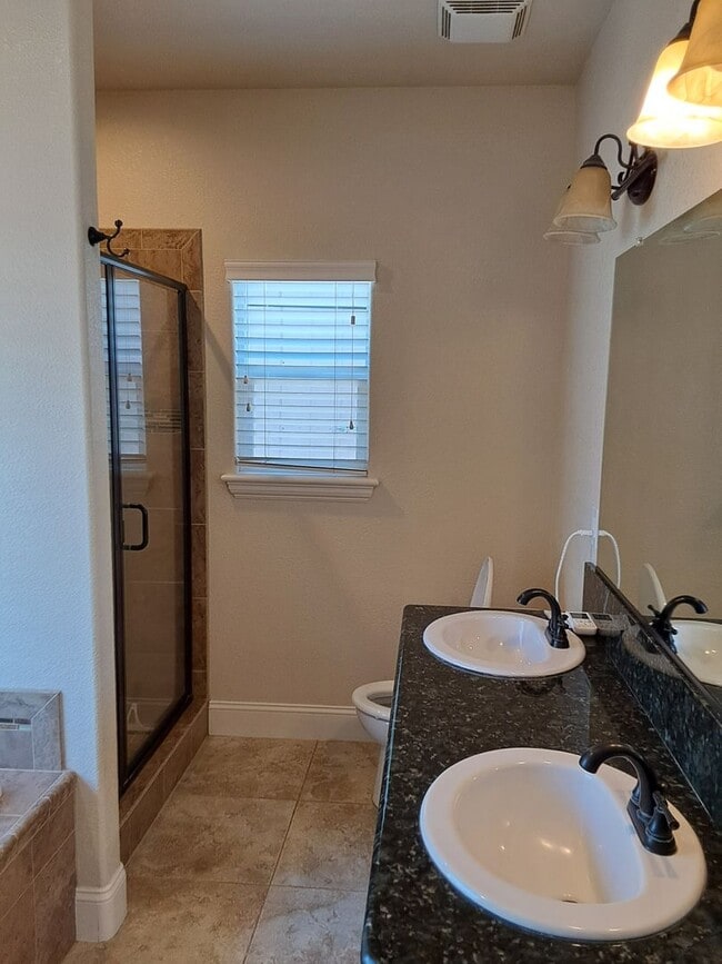 Building Photo - 4 bed / 2 bath with outdoor entertaining area