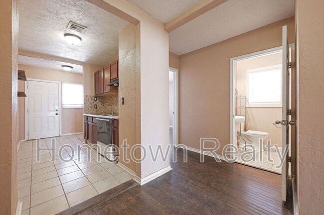 Building Photo - 1605 NW 29th St