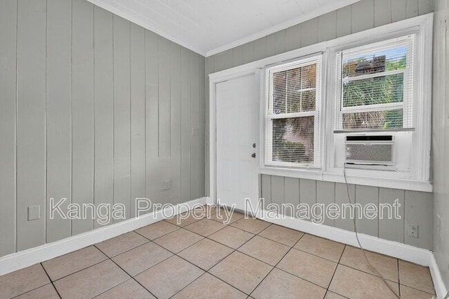 Building Photo - 887 7th St
