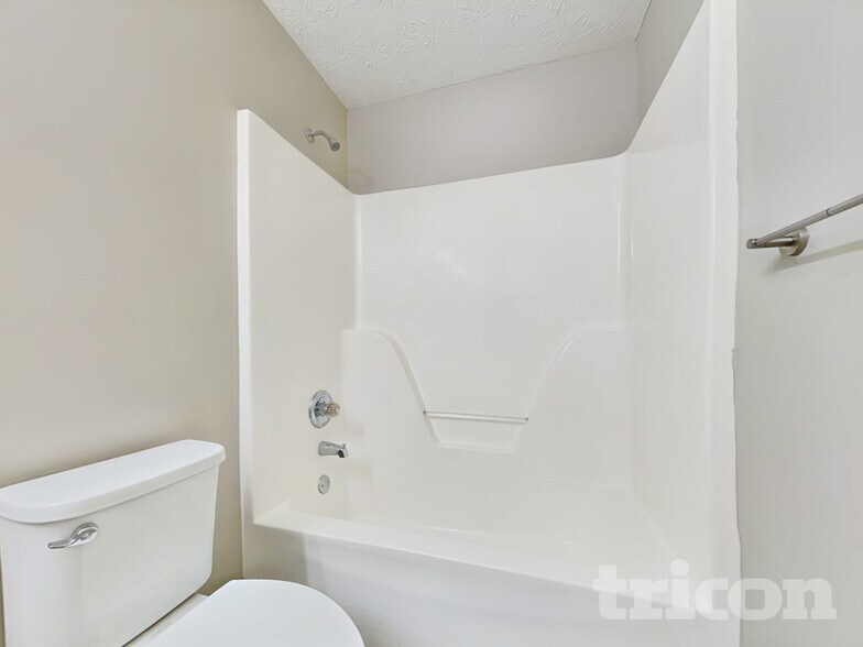 Building Photo - 205 Syracuse Ln