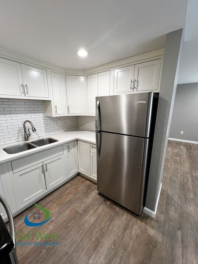 Building Photo - $2695 Remodeled 2 Bed/1 Bath Upstairs Unit