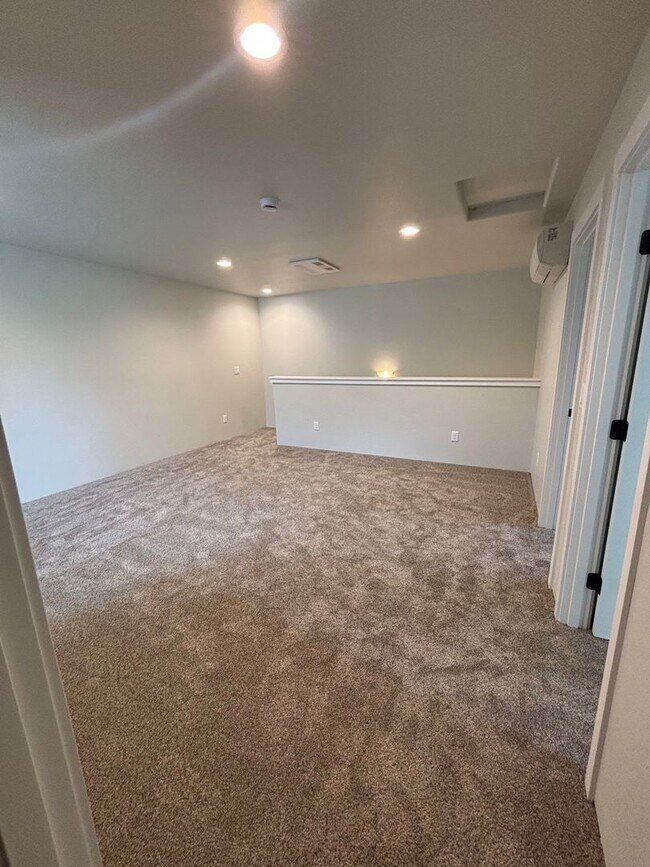 Building Photo - 6920-2t - 4738-4740 Gebhard