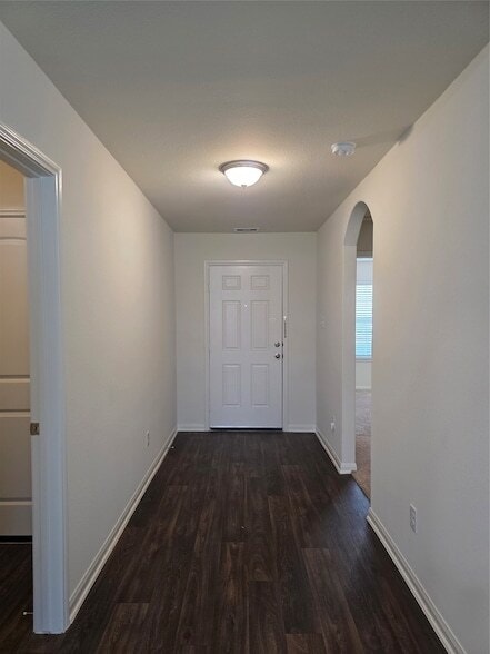Building Photo - 723 Crystal Lakes Dr