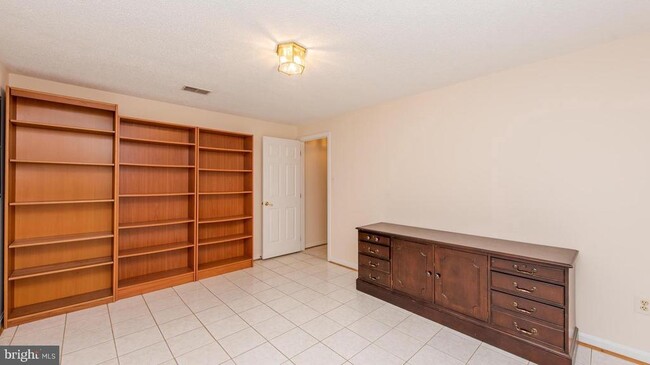 Building Photo - 3871 Woodville Ln