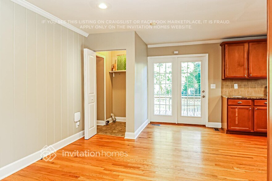 Building Photo - 1142 Eastview Dr