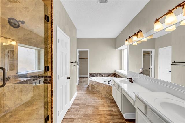 Building Photo - 900 Doral Cir