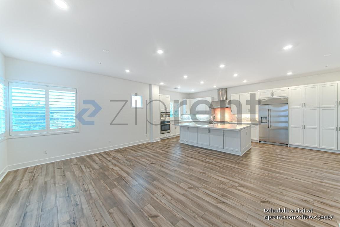 Building Photo - Unit