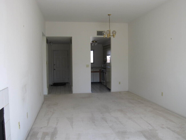 Building Photo - Spacious 2B/2B Condo in Desirable Kings Ri...