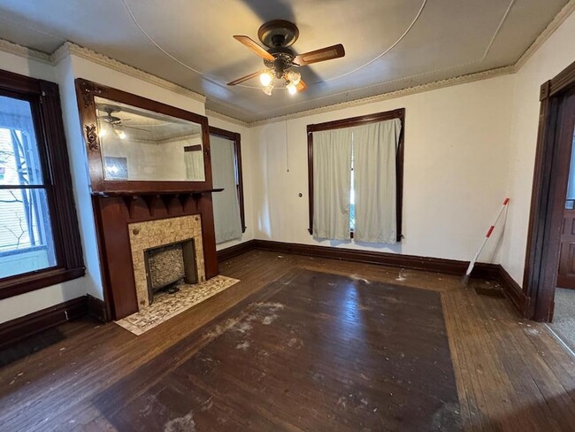 Building Photo - 116 W 2nd St