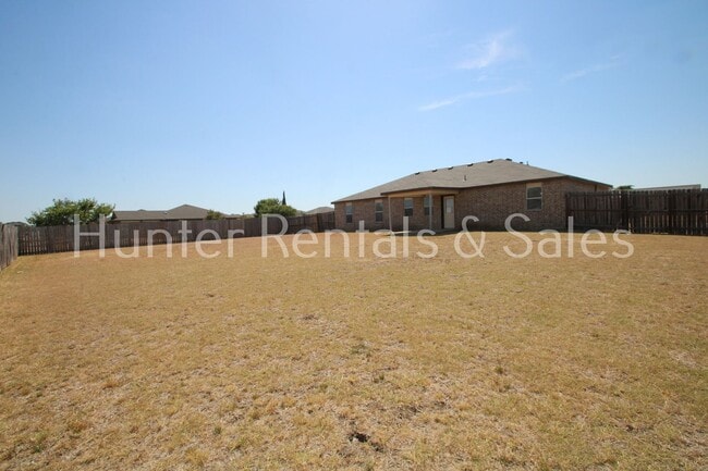 Building Photo - Spacious!