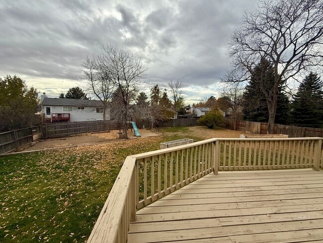 Building Photo - Large 4 Bedroom/2 Bath Bi-Level Home with ...