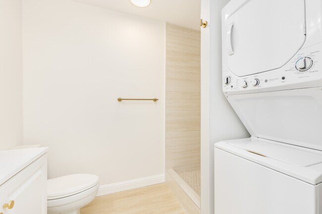 Building Photo - 2542 Date St