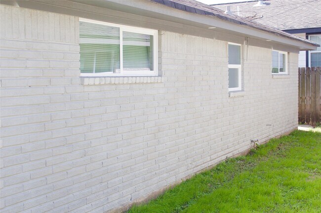 Building Photo - 1323 E 32nd 1/2 St