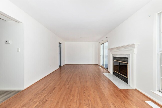 Building Photo - Churchill Town Rental