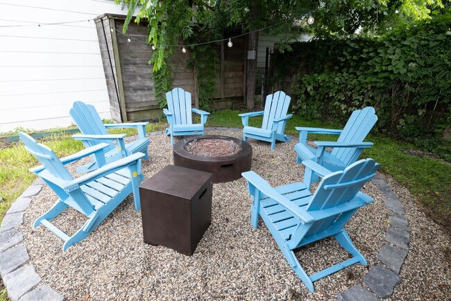 Building Photo - 725 Peddie St