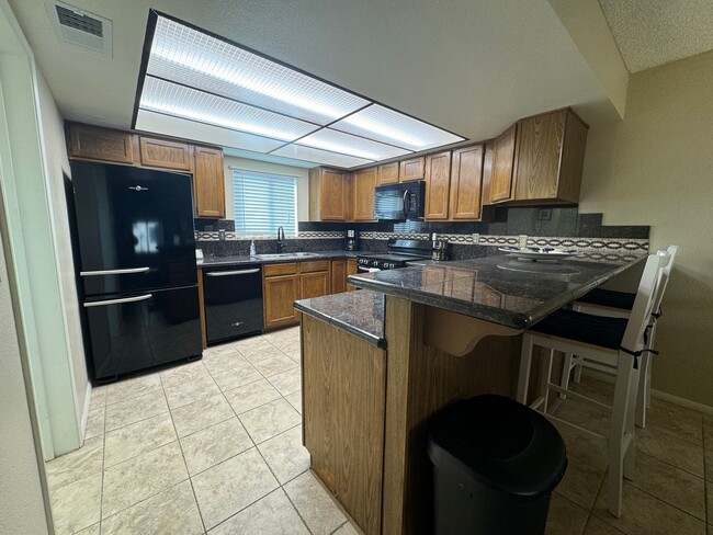 Building Photo - 2BR Furnished with Utilities & Garage, Col...