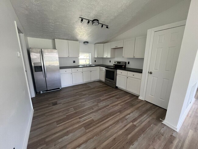 Building Photo - 3/2/1 on over 1/2 Acre