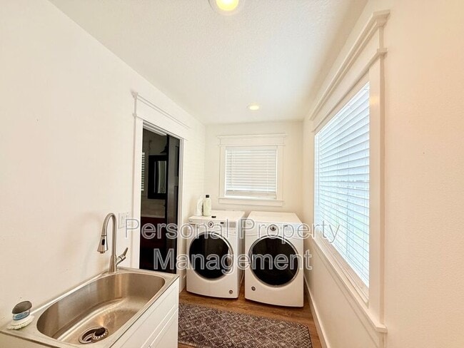 Building Photo - 1335 I St