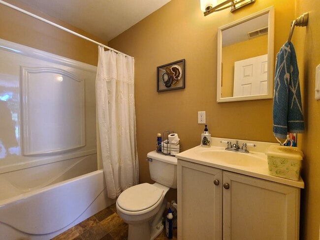 Building Photo - Furnished 2-bedroom, 1-bathroom House in S...