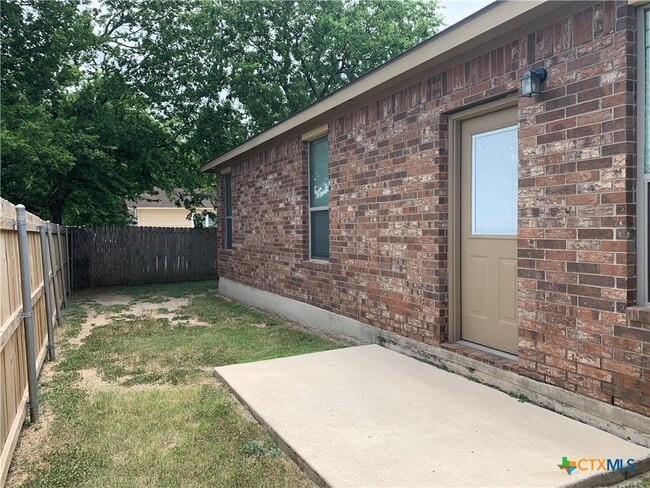 Building Photo - 901 Brown Rock Dr