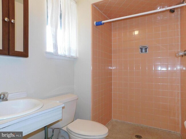 Building Photo - 6421 Earlham Dr