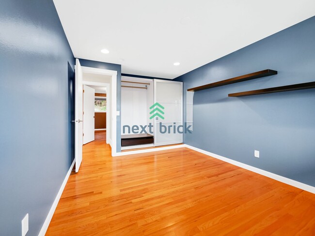 Building Photo - 3 Bed and 3 Bath Beacon Hill Single-family...