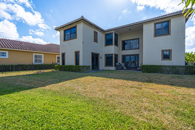 Building Photo - 8950 Lakeview Pl