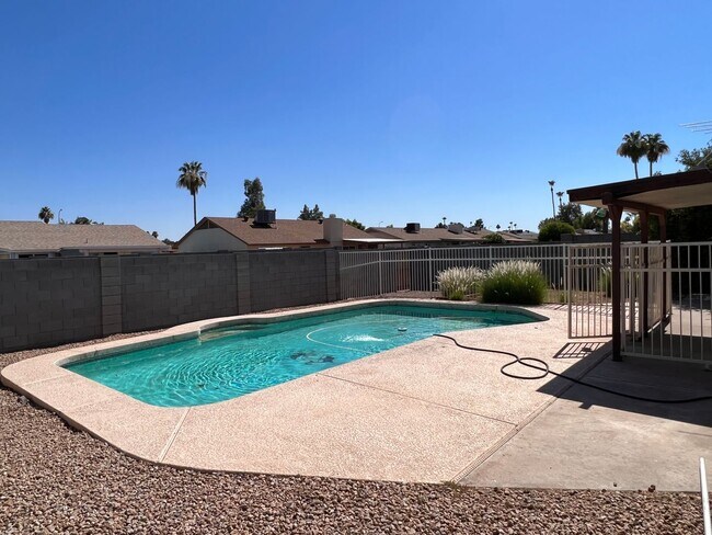 Building Photo - Low-Maintenance Living with Private Pool in Chandler