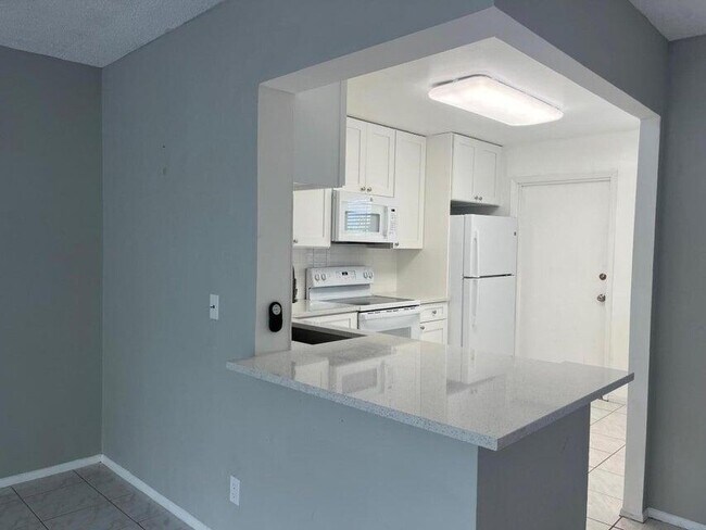 Building Photo - 1000 NE 14th Ave