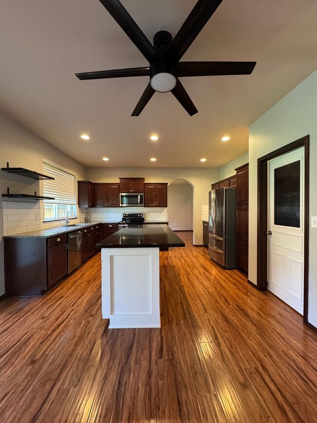 Building Photo - Spacious 5-Bedroom Home with Bonus Living ...