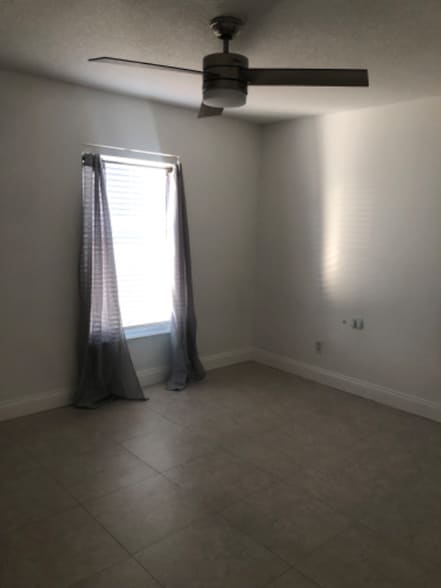 Building Photo - 5968 NW Favian Ave