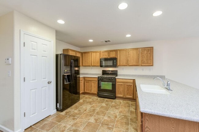 Building Photo - Clean and neat 4 bedroom, 2 bathroom single story in the Fancher Creek area 93727