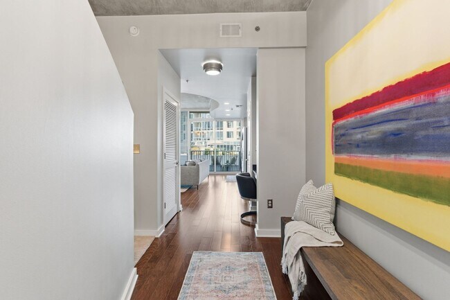 Building Photo - Great price on 9th Floor of Encore Building Downtown Nashville. One Bed One Bath. Resort style am...