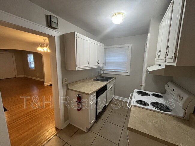 Building Photo - 5542 N College Ave