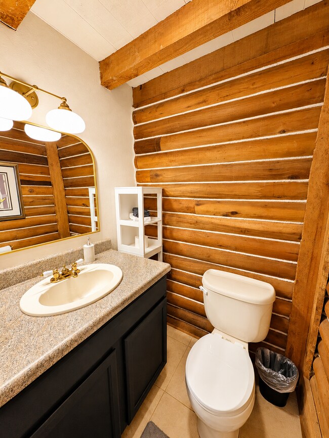 Building Photo - Black Mountain Cabin!