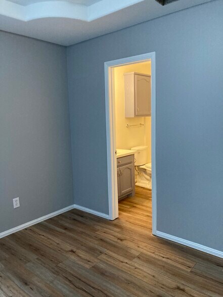 Building Photo - 910 English Ave