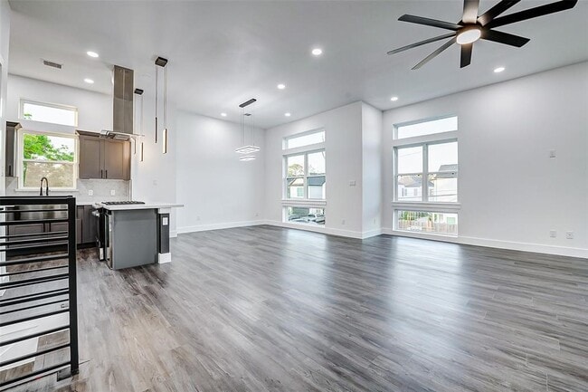 Building Photo - 1913 Hoskins Dr