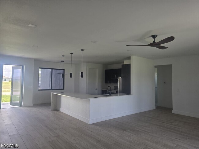 Building Photo - 1220 Chiquita Blvd N
