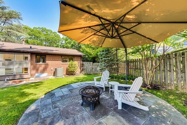 Building Photo - 3 bedroom/2 bath Light Filled Home Located in a Quiet Cul-de-Sac