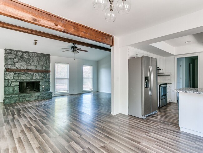 Building Photo - Beautiful 4 bedroom in South Tulsa and Union School District