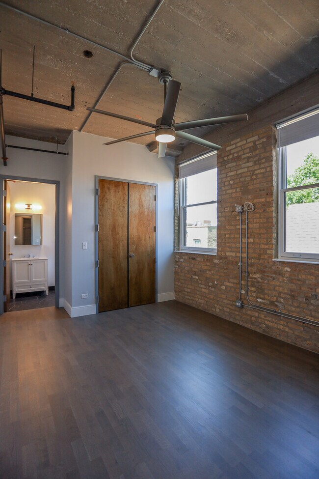Building Photo - 4046 N Hermitage Ave
