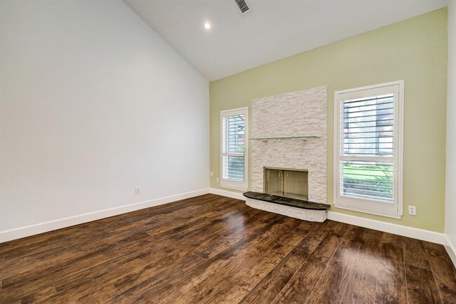 Building Photo - 902 Memorial Village Dr