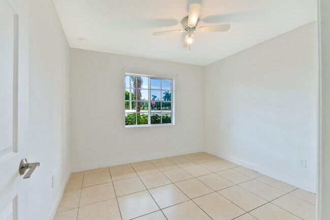 Building Photo - 289 SW 3rd Ct
