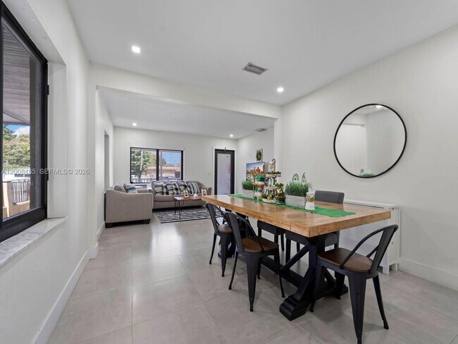 Building Photo - 252 E 36th St