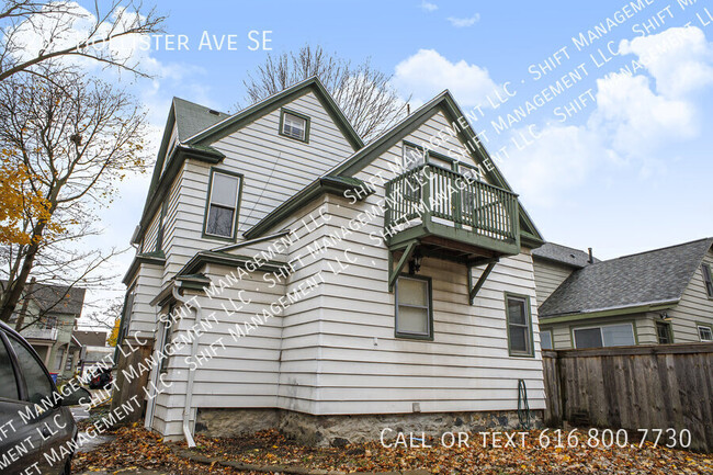 Building Photo - DARLING 5 Bedroom With Tons of Character!