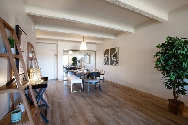 Building Photo - Los Altos Towers