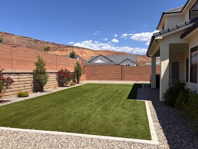 Building Photo - Beautiful 5 bed | 4 Bath | 3 Car Garage