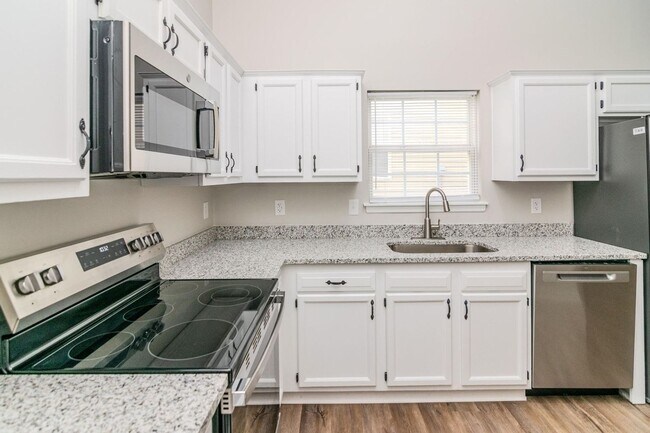 Building Photo - Beautifully updated 3 bedroom, 2.5 bath townhouse in a fantastic Lexington location!