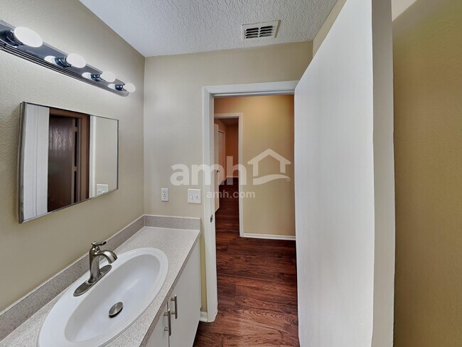 Building Photo - 795 Skyridge Rd